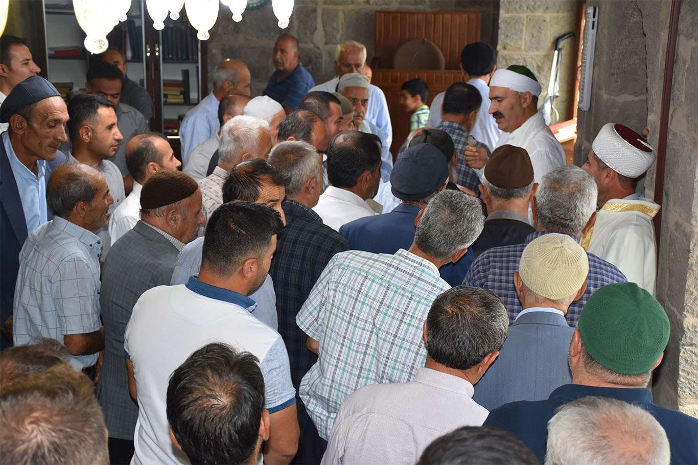 Cuma namazı sonrası ziyarete açılan Sakal-ı Şerif yoğun ilgi gördü Cuma namazı sonrası ziyarete açılan Sakal-ı Şerif yoğun ilgi gördü